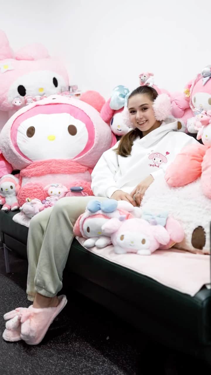 のインスタグラム：「Спасибо всем моим болельщикам из Китая 💖💛  #kamilavalieva #фигурноекатание #figureskating #камилавалиева #mymelody  фото @arina.shatilovaa」