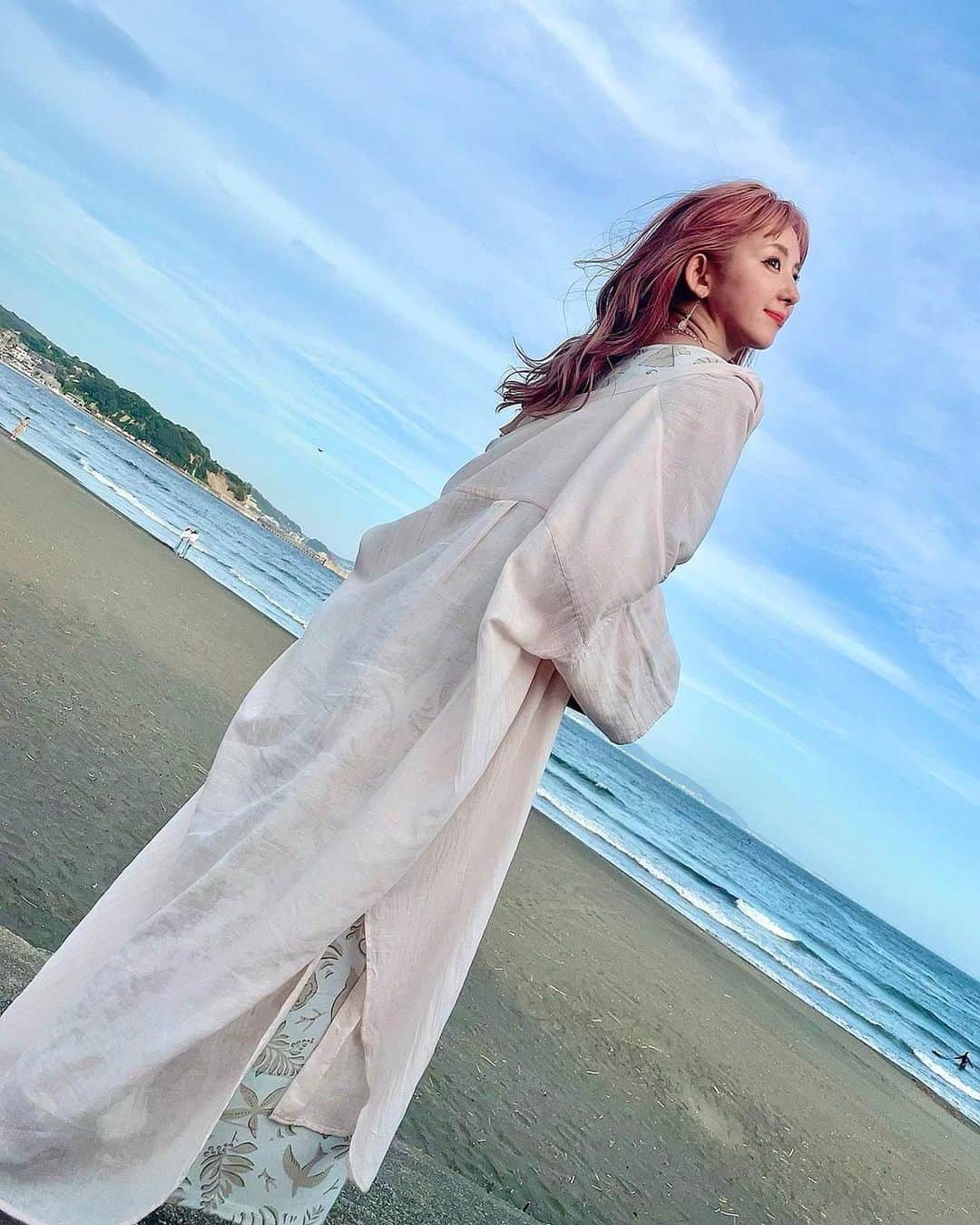 のインスタグラム：「作品の関係で 髪の毛ピンクに なりました！ 毎朝起きた自分鏡で見て  髪ピンクやな〜  ってなってます笑 さぁ、そして 引越しの準備！ これ終わり来るんかな。。笑 いや、終わらせなあかんねんけど。笑 とりあえず めちゃくちゃ断捨離中ですっ！ 今週の撮影も引越し準備も 頑張りますっ☺️🌸笑  #江ノ島 #ヘアカラー #ピンクヘアー  #ピンクカラー」
