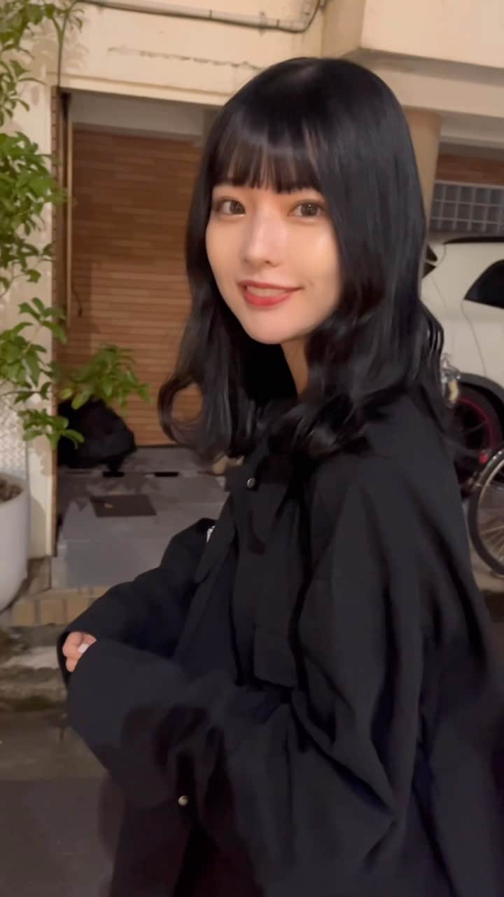 sarimaru(国木田さりまる)のインスタグラム：「最近髪の毛伸びてきたから巻くの練習してる🥲  ヘアオイルいいの見つけたから紹介するね🍁  最近使ってるリーゼのプレイフルケアオイルは パサパサしにくくて 簡単にツヤ感が出せるから つやつやで綺麗なヨシンモリを作るには欠かせない😉 保湿成分がはいっているのも嬉しい  ベタつきにくいオイルだから使いやすいし 香りがいいのも𓂃 𓈒❁⃘   @liese_official_jp   #リーゼ  #プレイフルケアオイル  #ヘアケア　 #ヘアオイル　 #スタイリングオイル」