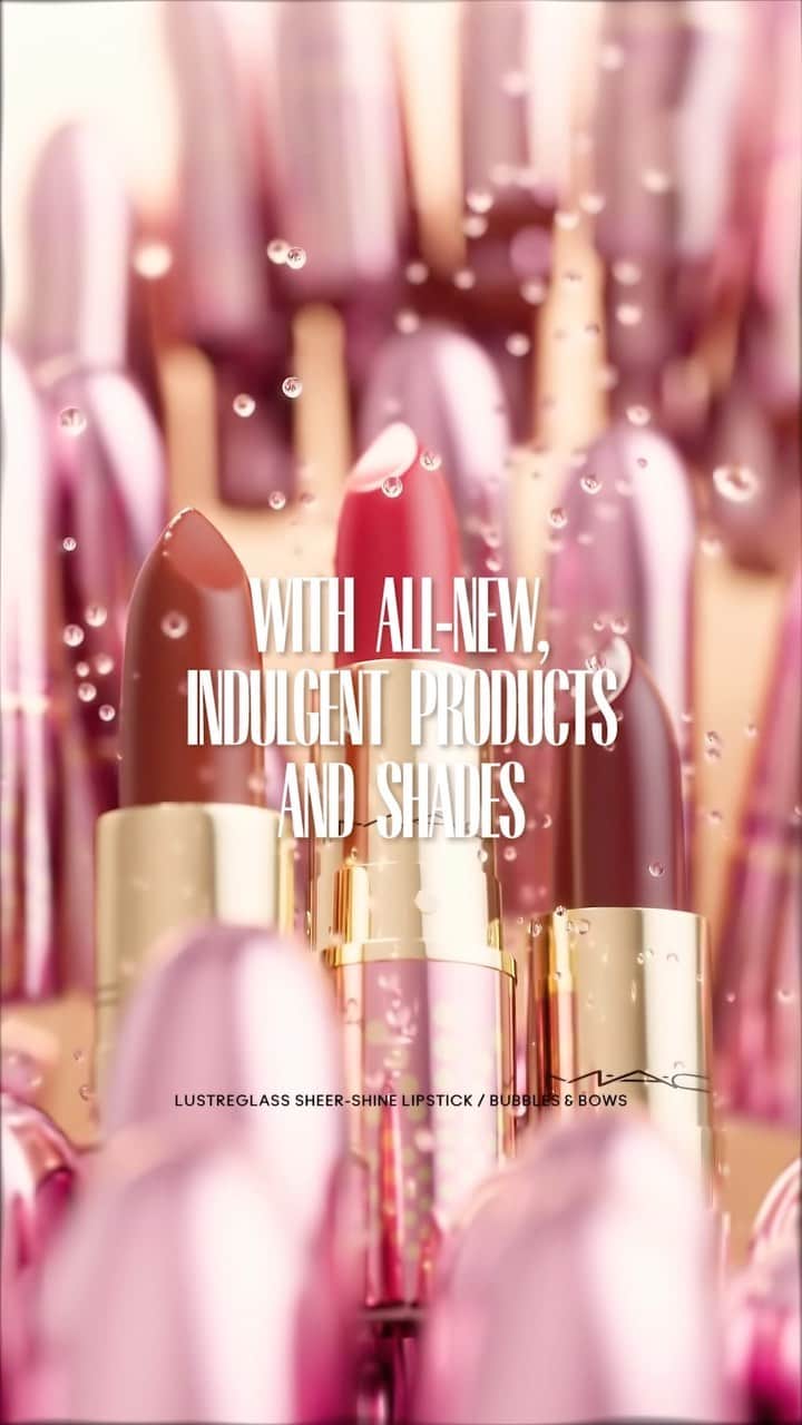 M∙A∙C Cosmetics Japanのインスタグラム：「＼本日オンライン先行発売！／ #MACクリスマスコフレ2022  氷のように冷たくはじけるバブルと、セクシーで贅沢なリボンで彩られた世界を表現したホリデーコレクション【M･A･C バブルズ & ボウ】🫧🎀 限定アイテムや、M･A･Cでのベストセラー製品を含む豪華で華やかなホリデーカラーコレクション&キットを幅広くご用意しました✨  さらに、ホリデー製品1点以上を含む税込11,000円以上のご購入で、ホリデー限定デザインスペシャルバッグをプレゼント🎁  新作のホリデーコレクションを使用した M･A･C SHOPPING LIVEはこの後10/18(火) 20:00〜スタート！LIVE視聴者限定特典も📣 クーポンコードはLIVEにて発表いたします✨ ※LIVEはM·A·C 公式オンラインショップ 特設ページから配信いたします。インスタグラムからの配信ではございません。  2022/10/21(金) 全国発売 *全国店舗予約受付中 　 #MACBUBBLESANDBOWS #MACHOLIDAY #MACバブルズアンドボウ」