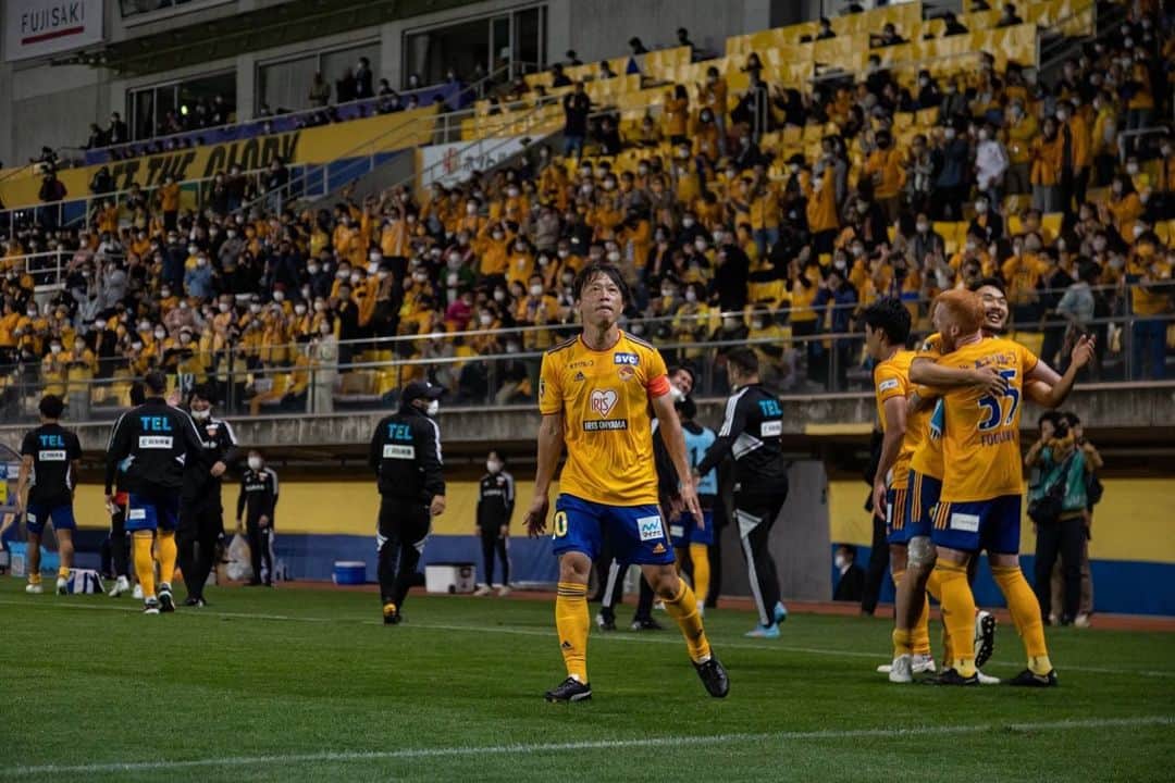 梁勇基さんのインスタグラム写真 - (梁勇基Instagram)「ホーム最終戦! 素晴らしい試合やった。  スタジアムの雰囲気、フォギーニョのゴールが決まった瞬間。  久しぶりにユアスタらしさを感じた気がした。。  最後まで、最高の雰囲気で応援してくれた皆さんに感謝します！  次に向けて、また明日から良い準備をしていきます！  #ベガルタ仙台 #ユアスタ #昔の記憶が蘇った #サッカーの素晴らしさ #信じて戦うのみ #共闘」10月18日 19時36分 - yonggi.10