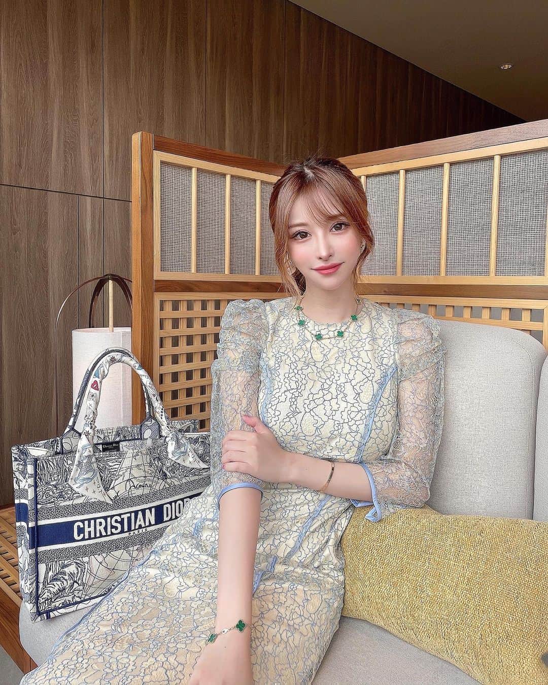 藤咲めいのインスタグラム：「たまには大人っぽいロングのワンピース👗😚❣️  春夏秋のシーズン全部着れそうな万能ワンピ👏🍁💕  ポニーテールで合わせてみた😳🫶🏻  #eimyistoire #ワンピース #レースワンピース #秋服 #秋ワンピース #fashionstyle #snap #dior #vancleefarpels #アルハンブラ #ポニーテール」