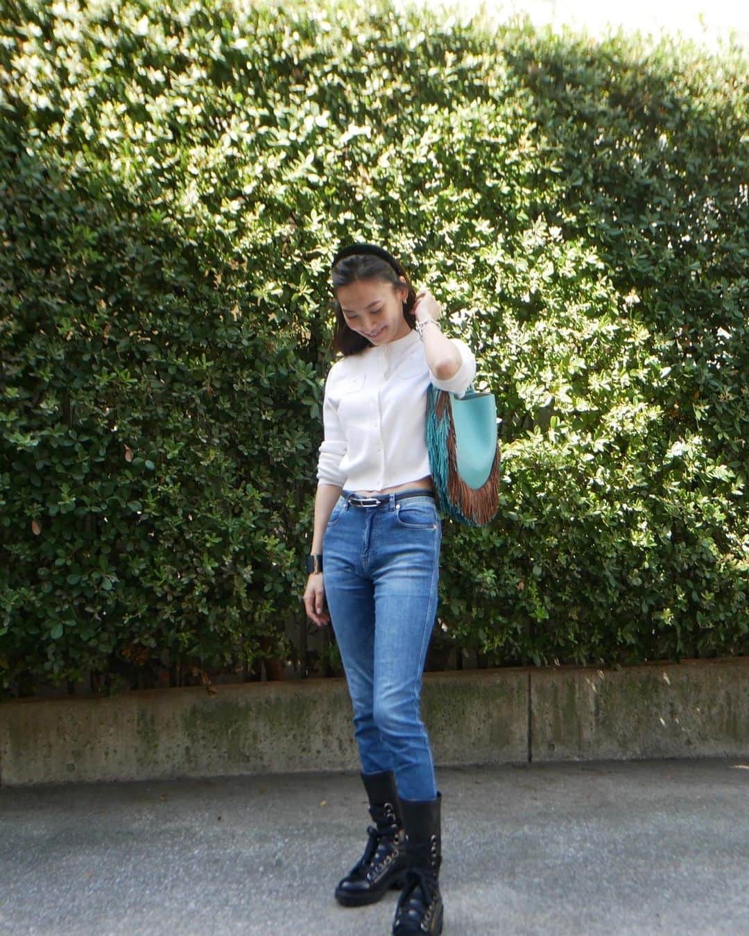大政絢のインスタグラム：「#今日の絢服  💙🤍💙  私服写真撮って載せ忘れることが多々😅その間に季節が変わっていきます笑  ブランドタグ付けしています✨」