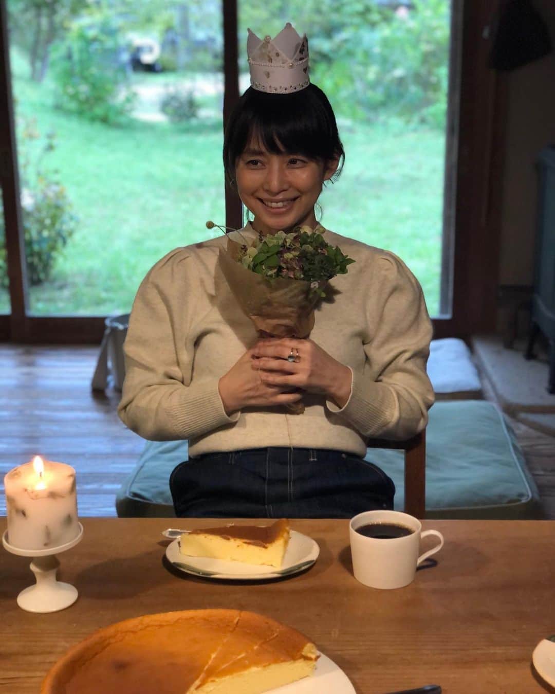 石田ゆり子さんのインスタグラム写真 - (石田ゆり子Instagram)「楽しかったちびたとの再会の日 なんと、ソイちびたがかぶってた 王冠を👑わたしも頭に乗せて なんと誕生日のお祝いまでして いただきました。 ずっとのおうちのおかーさんは 私より若いです😆そして 本当に素敵なかたで、お料理も ほんとうに上手で… このおうちの子になったちびたが 私は羨ましい… チーズケーキ美味しかったなぁ。 二切れも食べてしまった… お庭のお花のブーケ… なんて素敵なのでしょう。 今度は絶対雪を連れて参ります！！」10月18日 19時50分 - yuriyuri1003