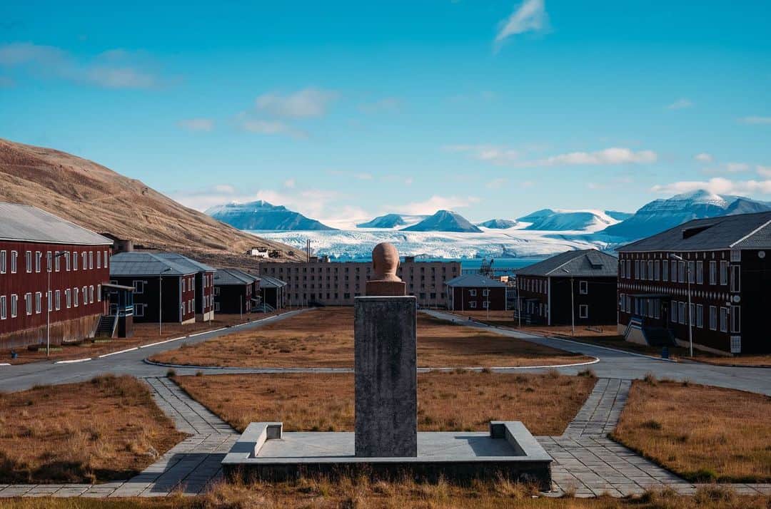 佐藤健寿のインスタグラム：「Pyramiden 2022.08  昨日はご視聴ありがとうございました。旧ソ連が北極で冷凍保存されたような、だいぶ奇妙な光景となってました。ピラミデンでは3日間撮影してほとんどの建物に入らせてもらいましたが、時間の都合上、写真は全然出しきれなかったので、またいずれ本か何かにしたいと思います。」