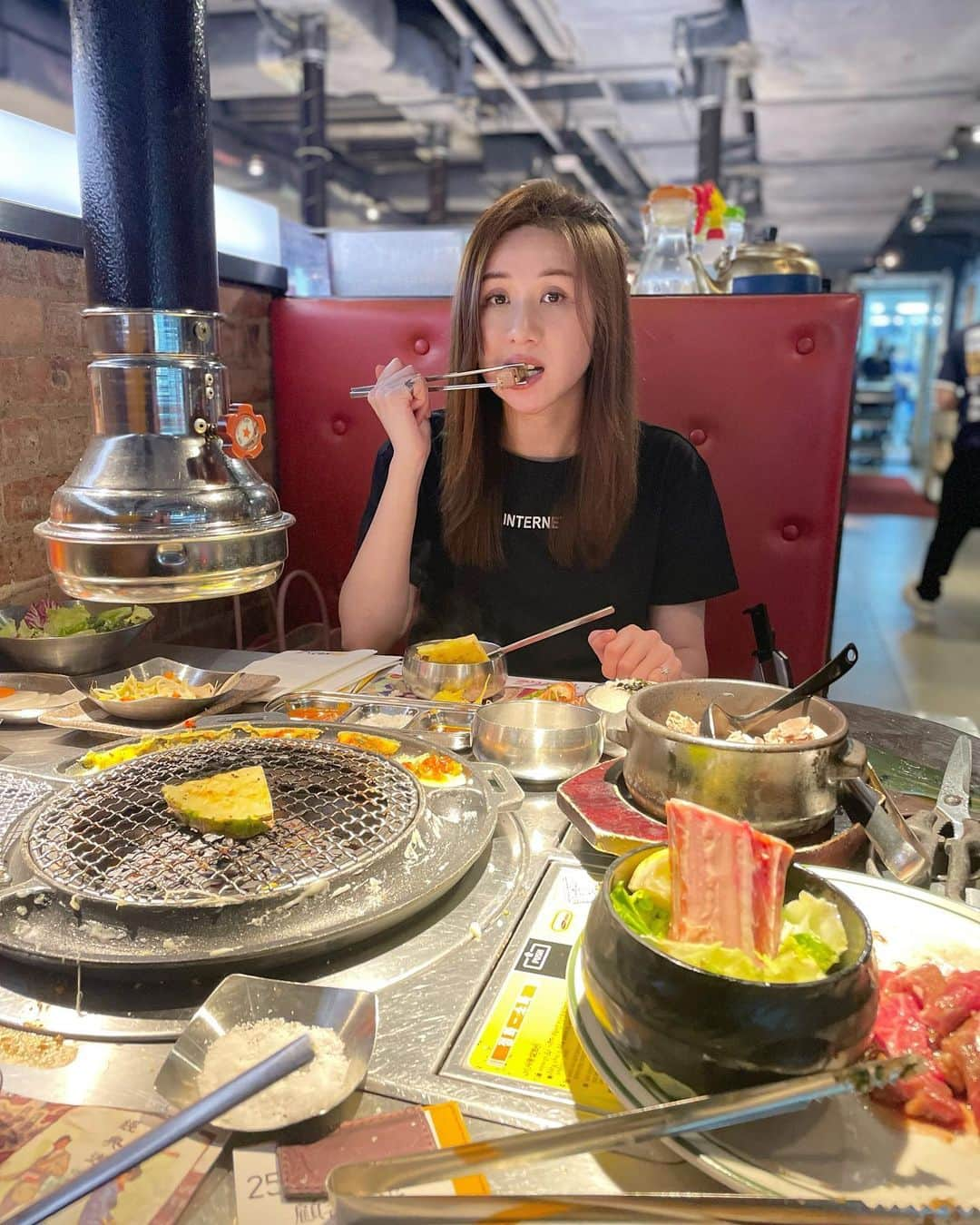 Chloe Yuenさんのインスタグラム写真 - (Chloe YuenInstagram)「Good food is good mood ❤️👏🏻   “Laughter is brightest, Where food is best.”   為食樣 🤪  邊個同我一樣超鍾意食韓燒呢 😍  #lovekoreanfood#koreanbbqbeef  #hkiger#hkfoodlovers」10月18日 20時20分 - yuenyeechloe