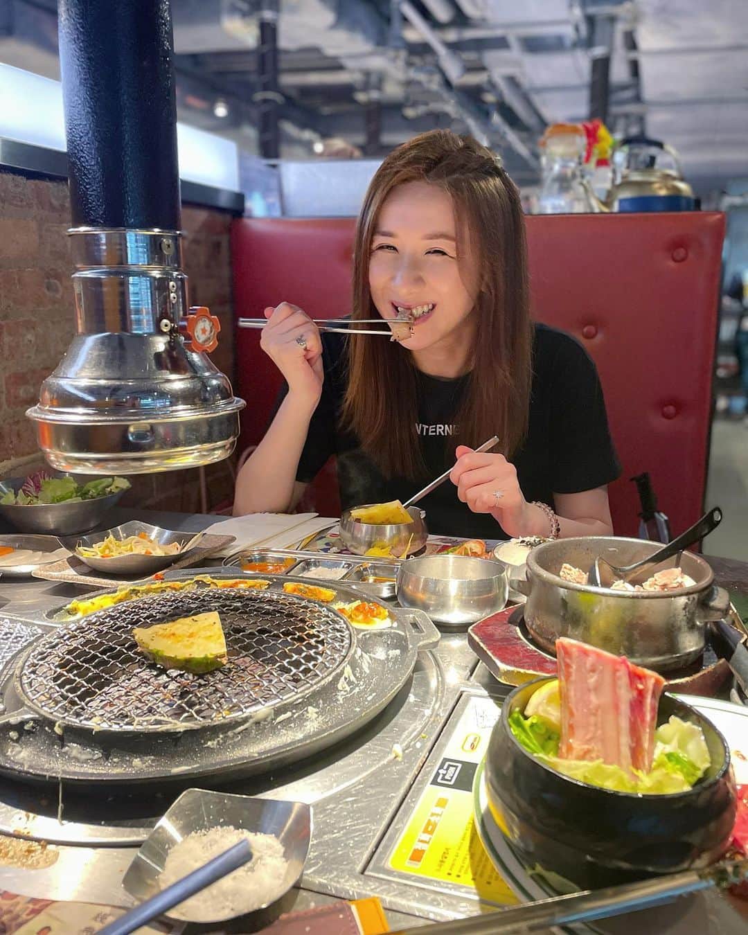 Chloe Yuenのインスタグラム：「Good food is good mood ❤️👏🏻   “Laughter is brightest, Where food is best.”   為食樣 🤪  邊個同我一樣超鍾意食韓燒呢 😍  #lovekoreanfood#koreanbbqbeef  #hkiger#hkfoodlovers」