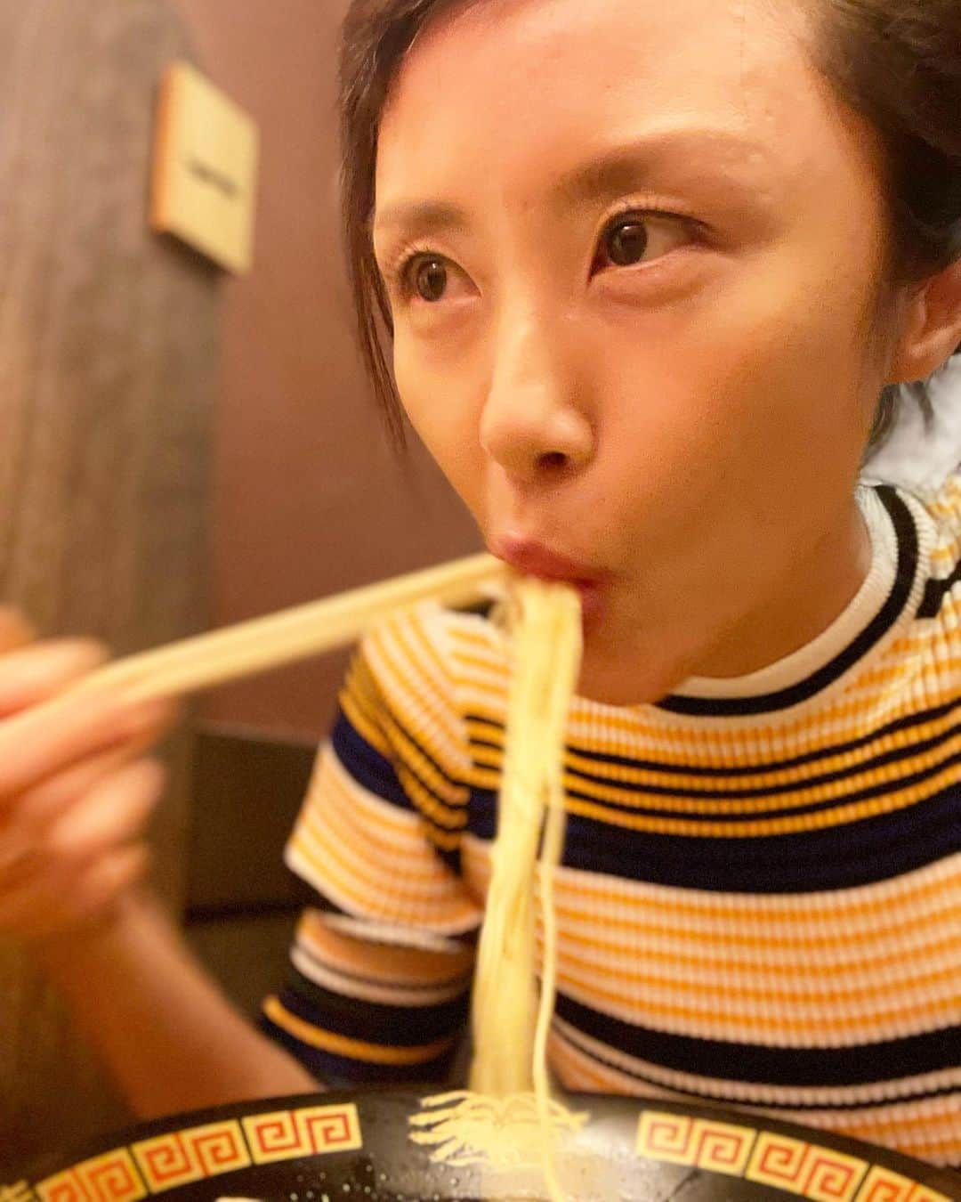 山口もえのインスタグラム：「・  長女と2人でデート♡ ラーメンが食べたくなって2人で一蘭へ行ってきました🍜 一人ひとり集中できるように区切られたパーテーションも 目の前のカーテンも注文の札も… すべての演出にワクワクしました🥰 集中して食べるラーメンってこんなにおいしいんだね💕 ラーメンブームがきそうな予感…🍜  最後の2枚はけしてふざけているわけではありません！！  「な、なんじゃこりゃ〜、う、う、うますぎる！！」  な顔です🥸  #長女 と #デート #ランチ#ラーメン #🍜#一蘭#初 #同じ事務所 の #佐藤栞里 ちゃんは #麺すすりの師匠です❤️」