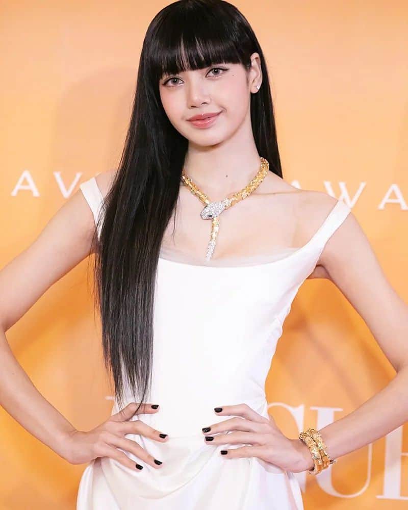 リサのインスタグラム：「Lisa so gorgeous wearing white night dress AT AVRORA AWARD #LISAxBvlgariSeoul #LISAxBVLGARI  . . . #LISA #LALISA #리사 #블랙핑크 #BLACKPINK #LALISAMANOBAN #LALISAMANOBAL #blackpinklisa #lisablackpink」