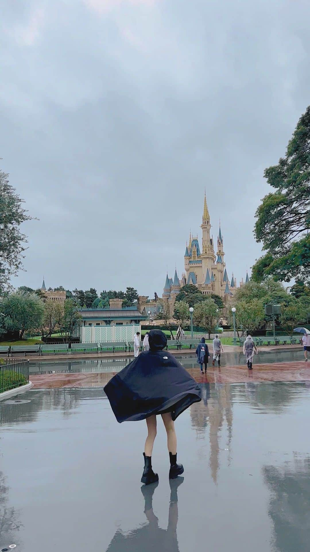 輝生かなでのインスタグラム：「雨の日ポンチョ最高🥹☔️ 雨の中カッパで過ごすのって案外楽しくてずっとウキウキしてました🌧the North Faceのポンチョは可愛い上に通気性抜群だから蒸れないし1日着てても快適でした😌🤍´-  @tokyodisneyresort_official @thenorthfacejp @thenorthface  #東京ディズニーランド  #ディズニーランド  #tokyodisneyland  #disneyland  #ディズニー  #ディズニーコーデ  #雨  #雨の日コーデ  #雨ディズニー  #シンデレラ城  #outfit  #ディズニーハロウィン  #ハロウィン  #ポンチョ  #northface  #カッパ  #防水  #helloween  #disneyreels  #love  #fashion  #tokyodisneysea  #tokyo  #thenorthface  #uniqlo  #zara  #gu  #mode  #レインコート  #レインポンチョ」