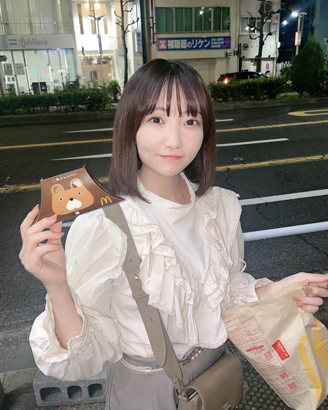 夏川愛実のインスタグラム：「⁡ 　　　 ⁡ ⁡ 三角チョコパイの季節がきた！ ⁡ ⁡ #三角チョコパイ#黒派#秋ブラウス#淡色コーデ #niceclaup  #ボブ#ボブアレンジ#ショートヘア#ヘアカラー#暗髪カラー #ヘアアレンジ#外ハネアレンジ#外ハネ#秋コーデ #148cm#f4f#いいね返し#l4l#フォロバ ⁡ ⁡ ⁡ ⁡ ⁡ ⁡」