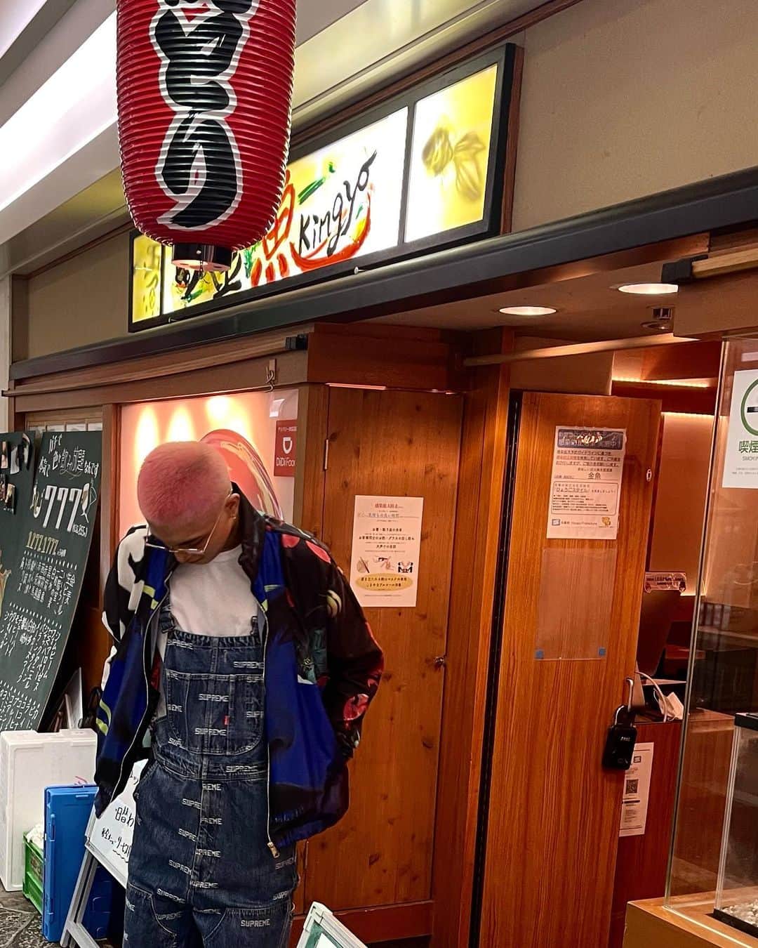 斉藤平七（へえ）のインスタグラム：「今週のボウズはピンク色🐷 働いてる居酒屋さん @kin_gyo_amagasaki の前で撮りました笑笑  #ボウズライフ」