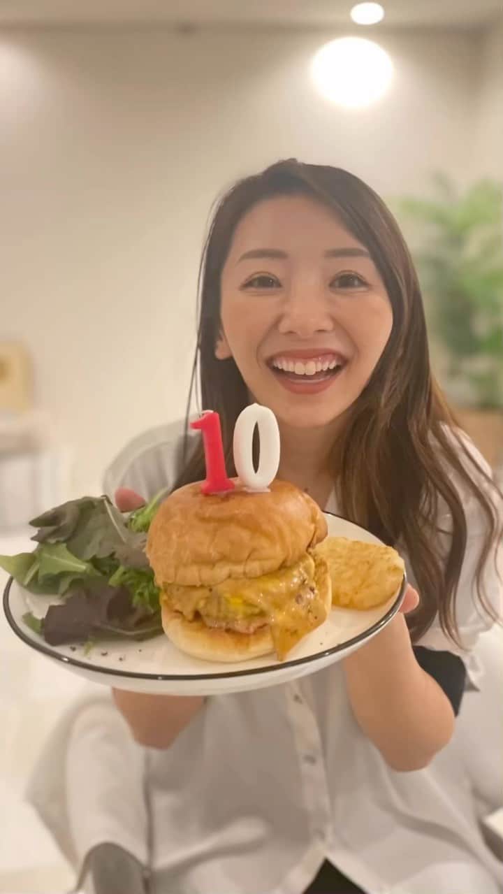 のインスタグラム：「YouTube総再生回数が10億回突破しました👏👏👏😂  お祝いの手作りハンバーガー🍔✨ （私たち夫婦はケーキよりバーガー派です😂）  ここまで来れたのは、本当にいつも見てくれてる視聴者さんのおかげだし、本当に1回でも動画見たことある人には一人一人ハグしてありがとうを言いたいです🥹（街で見かけたら声かけてね😂）  宅トレを習慣にしてくれてありがとう!!!!!これからもよろしくね！  #マリネス　#チートデー　#お祝い　#youtube」