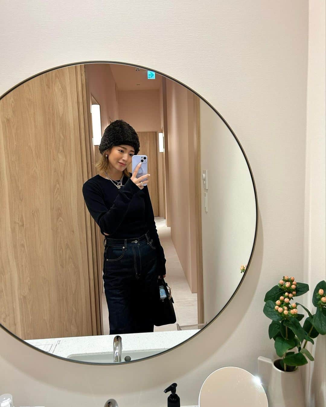 今井華のインスタグラム：「ずっとやってみたかった事、、✨  唇ヒアルロン酸 👄💕  初めてのヒアルロン酸で どこがいいか聞きまくって、調べまくって、、笑  やっとお願いしたいクリニックに出会えたー✨✨ @kaunis_clinic   まず、最初の感想は、やって良かったー🥹 次の感想は、やっぱちょっと痛いw 痛みにビビりだからずっと緊張してたんだけど 麻酔テープしてもらって、我慢できる痛さだった👍🏼✨(肩トントンしてくれてたずっとw)  私がこのクリニックに決めた理由。 美容に詳しすぎるあちゃん @by_achan に出会えたこと✨ あちゃんは美容カウンセラーをしてるんだけど 忖度無しに 自院他院、色々情報くれるの😂  ここには入れない方がいいとか。 ここもうちょっといいかも🤏🏼とか。 デビューの私に色々言ってくれてめちゃ助かったー✨  before after、入れたてだから 若干腫れてるけど、数日経った今、 もう腫れも治ってきて、めっっちゃ良い感じ！！  理想としてた、横幅が出て、ナチュラルにボリュームアップした👍🏼✨  美人な女医さんあみ先生 @dr_ami.h が 入れながら何度も確認してくれて安心感凄かった✨  控えめに0.5cc入れました◎  次は、肌のレーザーデビューする予定😂 30代突入間近の絶賛曲がり角になって 信頼できる医療美容クリニックをやっと見つけられて安心した🥲  唇ヒアル感動して長くなりました笑笑」