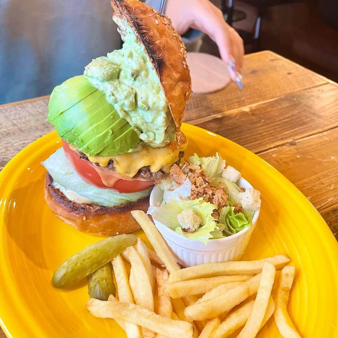 王林さんのインスタグラム写真 - (王林Instagram)「🍔🛵  青森市のハンバーガーならここだね！ @rambleburger  ナゲットもおいしい🤤  店内もかわいいし、takeoutして近くの海見て食べるのもいいんだよね💚  こうゆうハンバーガーってさ一体どう食べるの？って思うよね わかるわかる それで最初ここ来た時食べ方聞いたら袋に入れて思いっきりかぶりついてって教えてもらって、口どころか鼻とかまつ毛とかまでソースつくくらいかぶりついて食べてるよ😂😂 それがめんだ！ ちなみに王林はハンバーガーの上下のパンを残しちゃう人だけど、ここのはカリッとしててふわっとしてて大好き🥹 ボリュームがすごいからこの日は友達と2人でシェアしたよ☺️  #青森市 #青森グルメ #hamburger #rambleburger #王林の青森事情」10月18日 21時02分 - ourin_ringoooo