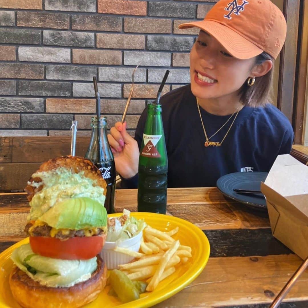 王林さんのインスタグラム写真 - (王林Instagram)「🍔🛵  青森市のハンバーガーならここだね！ @rambleburger  ナゲットもおいしい🤤  店内もかわいいし、takeoutして近くの海見て食べるのもいいんだよね💚  こうゆうハンバーガーってさ一体どう食べるの？って思うよね わかるわかる それで最初ここ来た時食べ方聞いたら袋に入れて思いっきりかぶりついてって教えてもらって、口どころか鼻とかまつ毛とかまでソースつくくらいかぶりついて食べてるよ😂😂 それがめんだ！ ちなみに王林はハンバーガーの上下のパンを残しちゃう人だけど、ここのはカリッとしててふわっとしてて大好き🥹 ボリュームがすごいからこの日は友達と2人でシェアしたよ☺️  #青森市 #青森グルメ #hamburger #rambleburger #王林の青森事情」10月18日 21時02分 - ourin_ringoooo