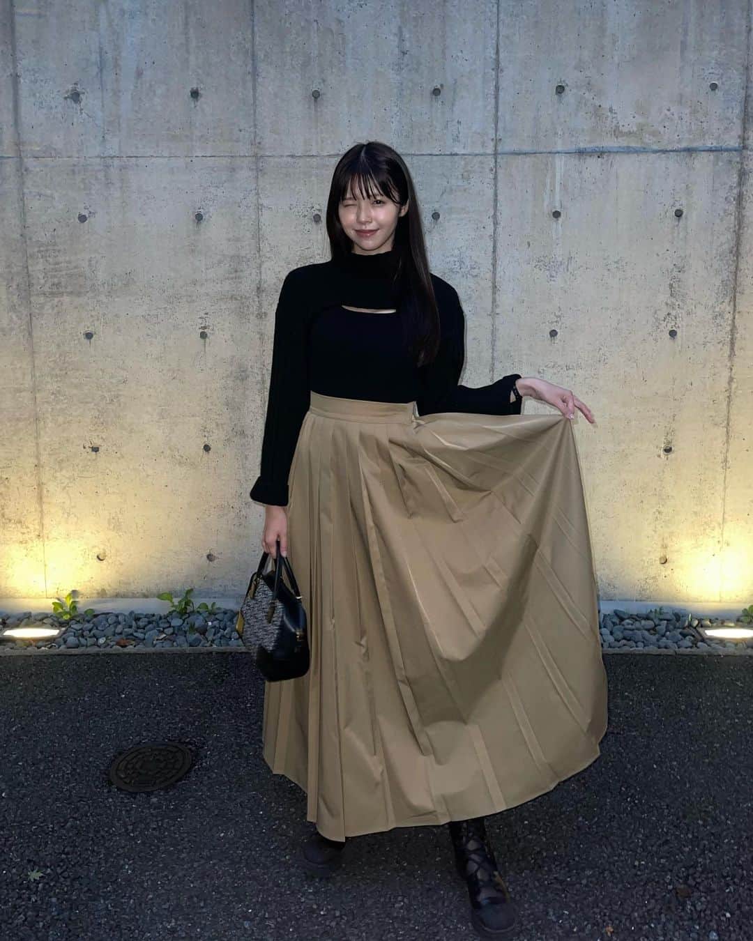 のインスタグラム：「.  秋私服🍂  Tops @mercuryduo_com  skirt @arumdy_official   スカートはまなちゃんのブランドだよ 高身長でもこの丈で着られるのとても感激 形が綺麗で着回しやすいので大活躍してます🍂  @enosawa_manami ありがとう♡」