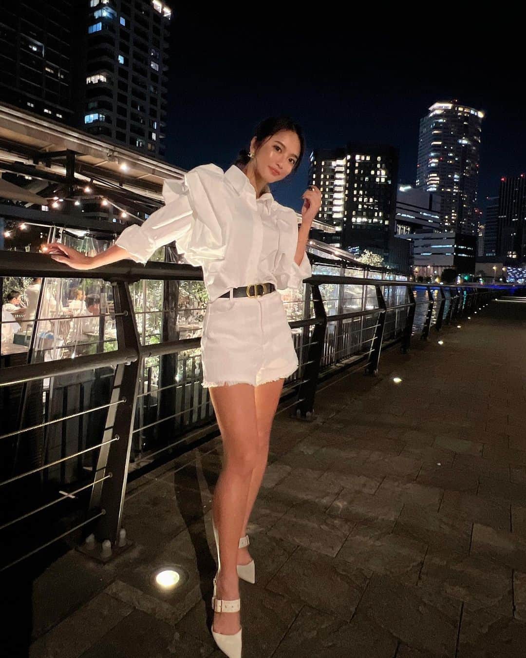宇都宮茜のインスタグラム：「パーティーで何年ぶりかのホワイトコーデ🍫  中之島の夜景ってほんまきれーなー🌃✌︎✌︎  .  .  The night view of Nakanoshima is very beautiful✨✨  나카노시마의 야경은 매우 아름답습니다🫶🏼🫶🏼 .  .  .  .  .  .  .  .  .  .  #海#ホワイトコーデ#私服コーデ#ビキニ#沖縄#宮古島おすすめ#宮古島旅行#宮古島観光#沖縄好き#宮古島好きな人と繋がりたい#宮古ブルー#インスタグラビア#水着ギャル#沖縄好きな人と繋がりたい#水着女子#ビキニ女子#水着#海好き女子#宮古島#japanesegirl#泳装#다이어트#수영복#Swimsuitgirls#miyakojima#miyakoisland#okinawa#okinawatrip」