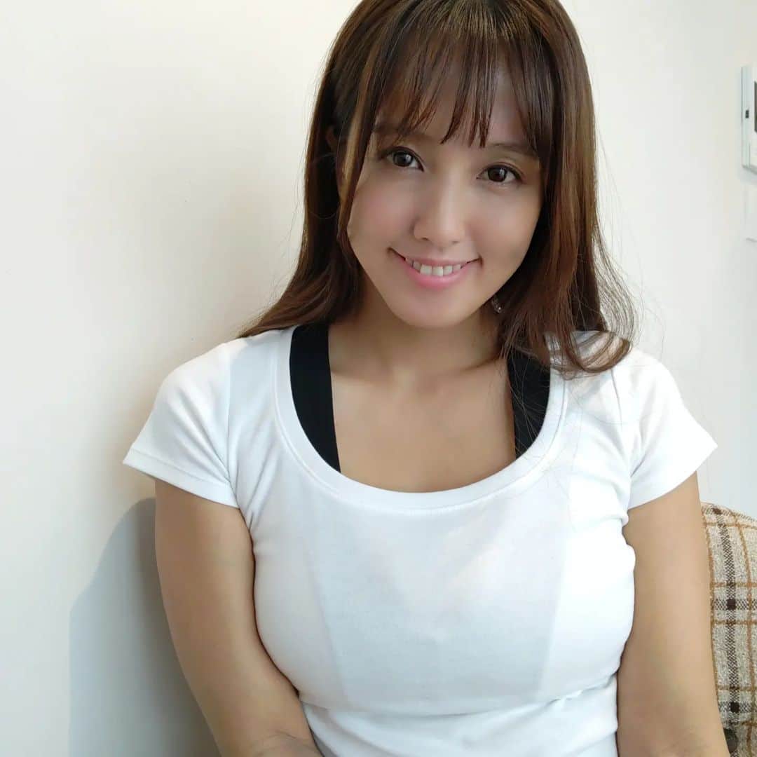日里麻美のインスタグラム：「* 白ティーを主張  先週忙し過ぎて、食べないとやってられないと夜沢山食べてしまったので 今週からはちゃんと戻していくぞー  体の限界の限界になるまで 中々、自分で気付けないから 誰かに休みなさいって言われたい😫 * *  【販売中】 💠抑えきれない胸の鼓動　DVD & Blu-ray Amazonなどで購入できます 💠グラビア学園　グラビア動画&デジタル写真集　Amazon、DMMで購入できます  【TV、Web】 💠さまぁ～ずチャンネル　『訳あり女』  💠YouTube　『ひさっちゃんねる』で検索  💠橋上秀樹アナライズTV アシスタントMC  💠チョコブラABEMA限定動画  💠Abema「BAZOOKA!!!」#12  【イベント】 💠10/30  後日詳細 💠11/7  まーすた王子ゲスト🀄 💠11/21  まーすた下北沢ゲスト🀄  * * * * #落語　#落語女子」