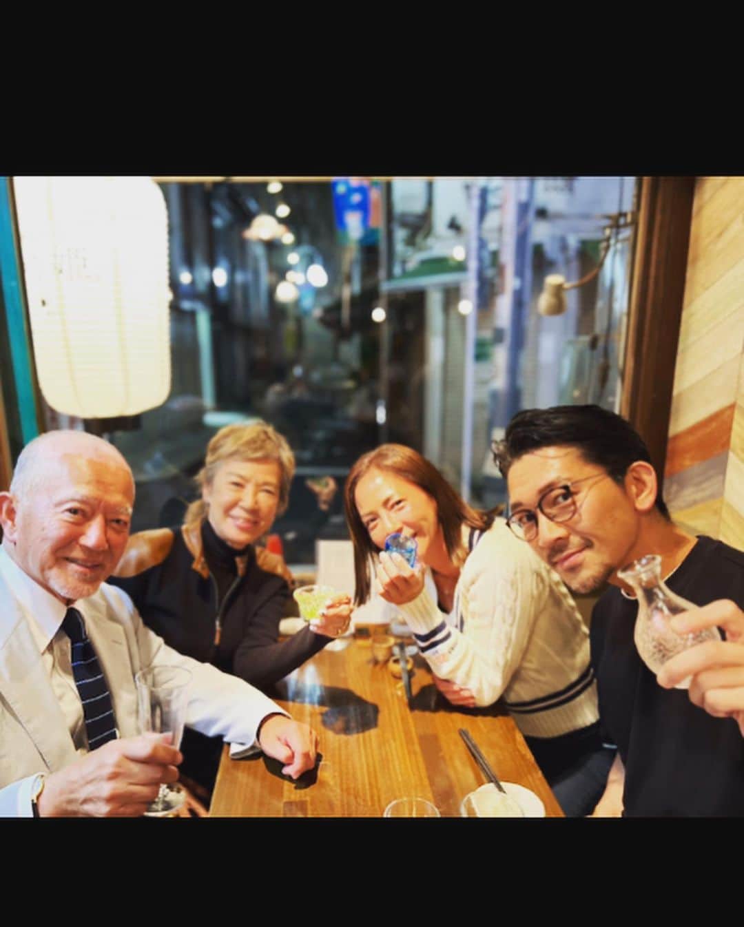 HARUKO（真木明子）さんのインスタグラム写真 - (HARUKO（真木明子）Instagram)「79歳のお誕生日おめでとう🎂バーバ❤️  人生において最も幸せなのは 愛する人と仲が良いこと。 子供にとって、幸せなのは 両親が仲が良いこと。 小学校の頃からの同級生で まだ仲良しって本当に素晴らしいジジババだと思ってるよ😊  毎日毎日 お酒飲んで、ゴルフして 友達とディナーして プール行って 君たちは本当に仲良しだねーw  いつまでも 元気でいてね❤️❤️❤️❤️❤️  #バーバ#motheranddaughter  #母と娘 #ジジババ #老夫婦 #仲良し夫婦」10月18日 21時27分 - haruko227