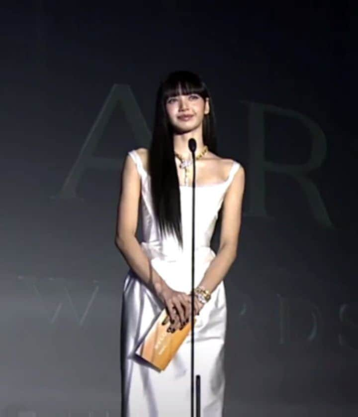 リサのインスタグラム：「LISA presented the bulgari aurora final award to BIBI   LALISA AT AVRORA AWARD #LISAxBvlgariSeoul #LISAxBVLGARI  . . . #LISA #LALISA #리사 #블랙핑크 #BLACKPINK #LALISAMANOBAN #LALISAMANOBAL #blackpinklisa #lisablackpink」