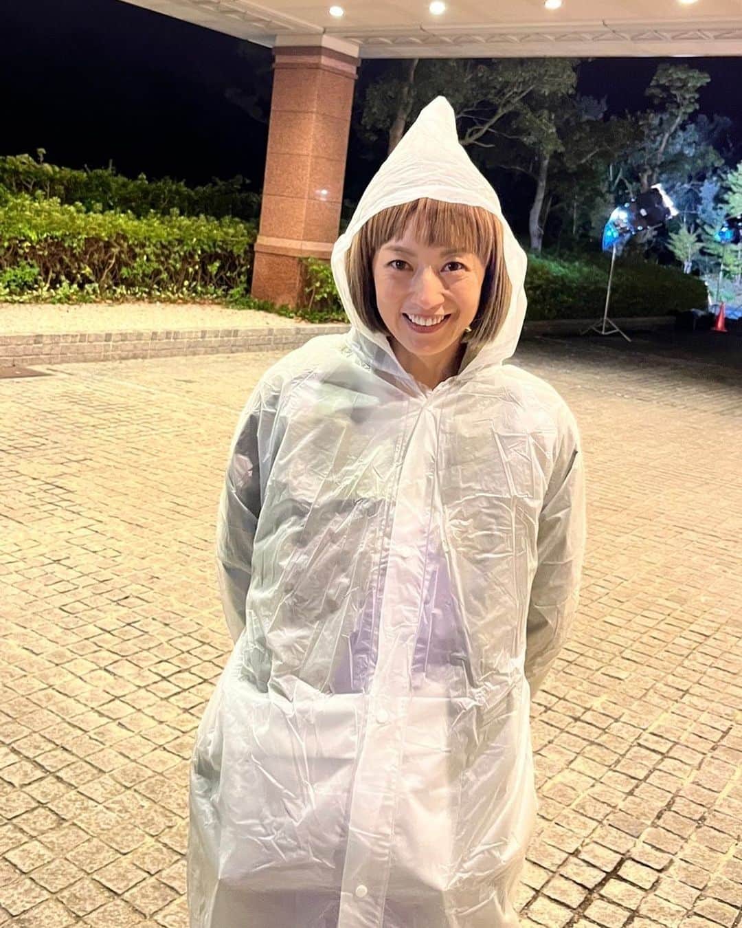 高岡早紀 さんのインスタグラム写真 - (高岡早紀 Instagram)「小雨が降る中、ナイトロケ。 レインコートを着たら、 舞台"エレファントマン"の"ドングリ頭"役 を思い出した。。  #我らがパラダイス」10月18日 21時42分 - saki_takaoka