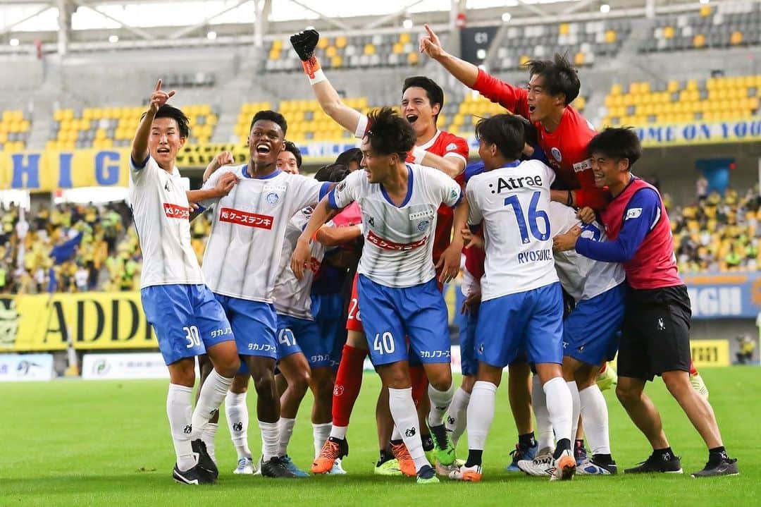 山口瑠伊のインスタグラム：「この忘れられない逆転勝ちは水戸ファミリー全員が最後まで一緒に闘って、信じてくれたお陰🙏  次、ホームで北関東ダービー優勝しましょう🔥💙  しょうじ、こうすけ、ナイスゴール⚽️  Partido increíble, inolvidable ✨  #水戸ホーリーホック #mitohollyhock」