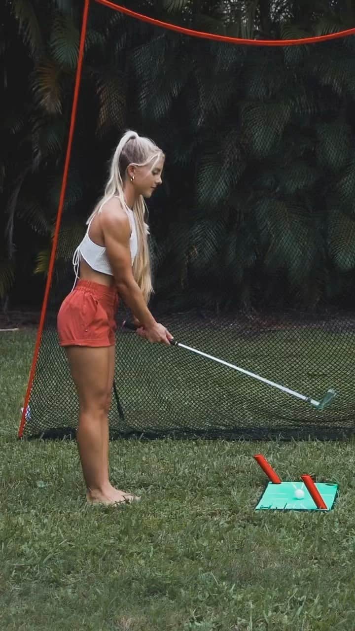 アリサ・ディオミンのインスタグラム：「🙌GIVEAWAY: the Pathfinder Impact Mat from @rukket_sports . Tap the link in my bio for a chance to win one for free!  I love using it to develop feel for different swing paths. Whether you’re trying to cure a slice or a hook or more consistently hit fades/draws, this is a great tool! Easy set up to use with your net at home or at the range.」