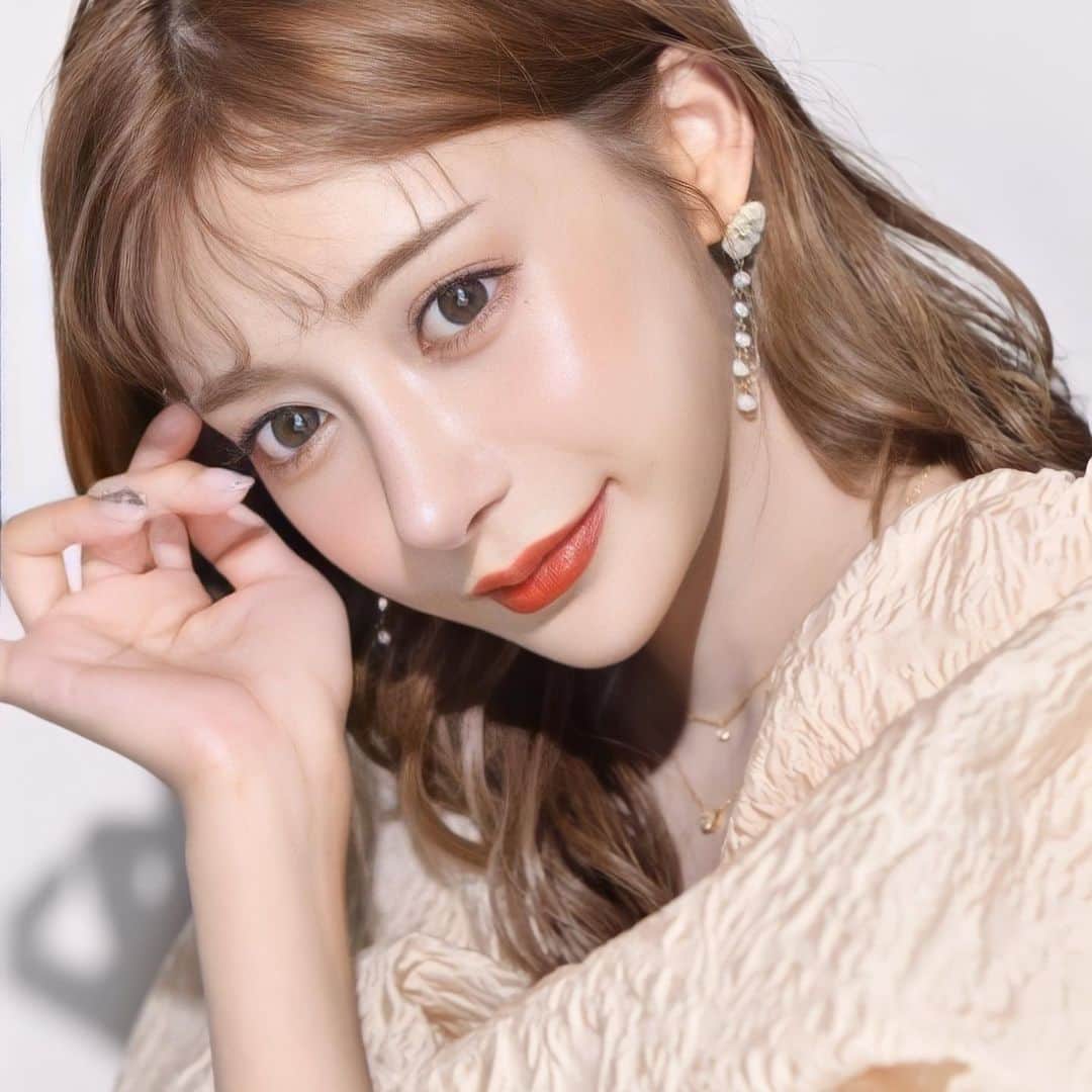 明日花キララのインスタグラム：「🤍お知らせ🤍 私がプロデュースしたペタロのリップ💄のキャンペーンが始まります！ なんとっ店舗で2本以上購入してくれた方に1本プレゼント🥹 ぜひこの機会にキララリップ試してみてね💋 写真のカラーは04クイーンオレンジです🍊🧡」