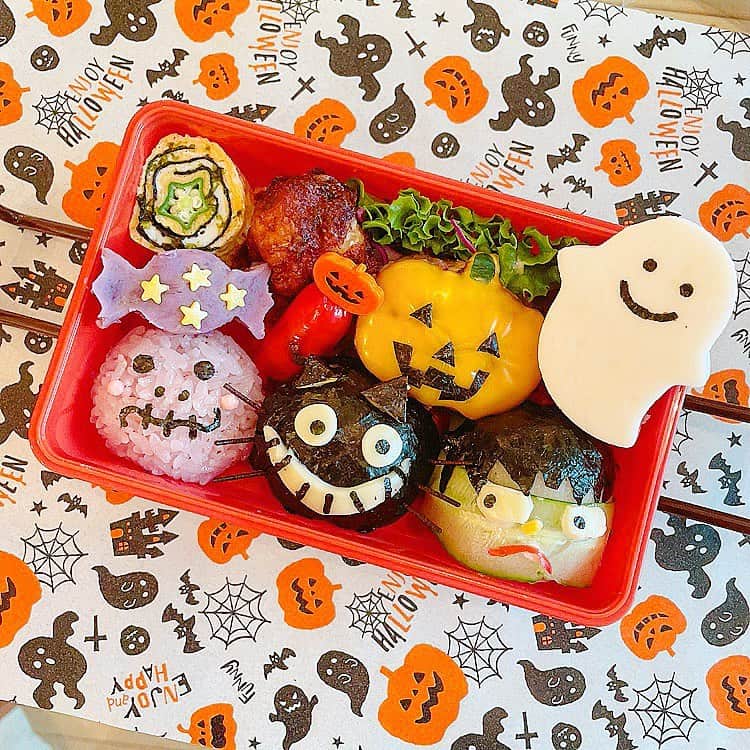 のインスタグラム：「🍠芋掘り遠足🍠  幼稚園の遠足でお弁当作るのもあと2、3回くらいかな？ と、思って今回は頑張った🎃 でも🍅ミニトマトとかいろいろ入れるの忘れたわ😅 早起きしたけどキャラ👻にするとやっぱ大変で間に合わないかと思った💦 切り絵師さん並みに✂️猛スピードで切ったフランケンシュタインの髪は雑なのもまたいい感じだ🤣 娘にはコイツ入ってるのヤダって言われたけどね🥲  とにかく今日無事遠足行けてよかった⛅️🍠  #芋掘り遠足弁当 #芋掘り遠足 #ハロウィン弁当 #幼稚園弁当 #キャラ弁 #ハロウィン」