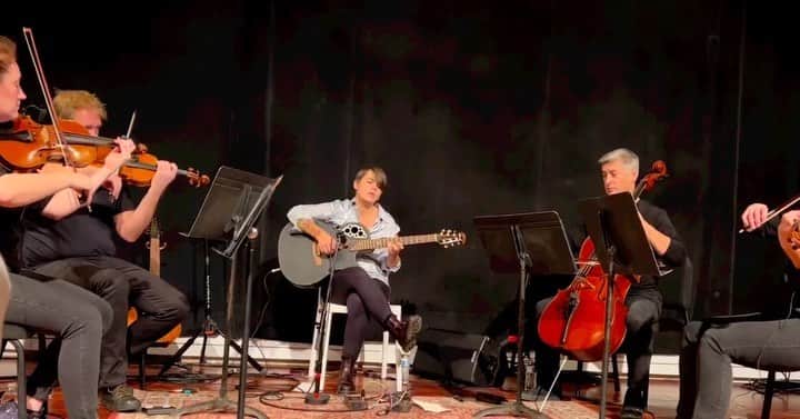 カーキ・キングのインスタグラム：「Thank you @vt_symphony. What fun to collaborate the Jukebox Quartet. Until next time, Vermont! 🍁🎻  (Re-post from @dianedeguzmanp - thanks for capturing).」