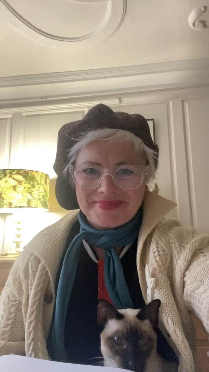 Tea and sittingのインスタグラム：「Bit of a catch up talking about lots of things including @twr__org , #5ftinfjigsaws , going to the gym again, evocative smells and Guinness cake…all with a kind of wavering focus, but at least for the first time in ages I managed to press ‘Live’ 🤪」