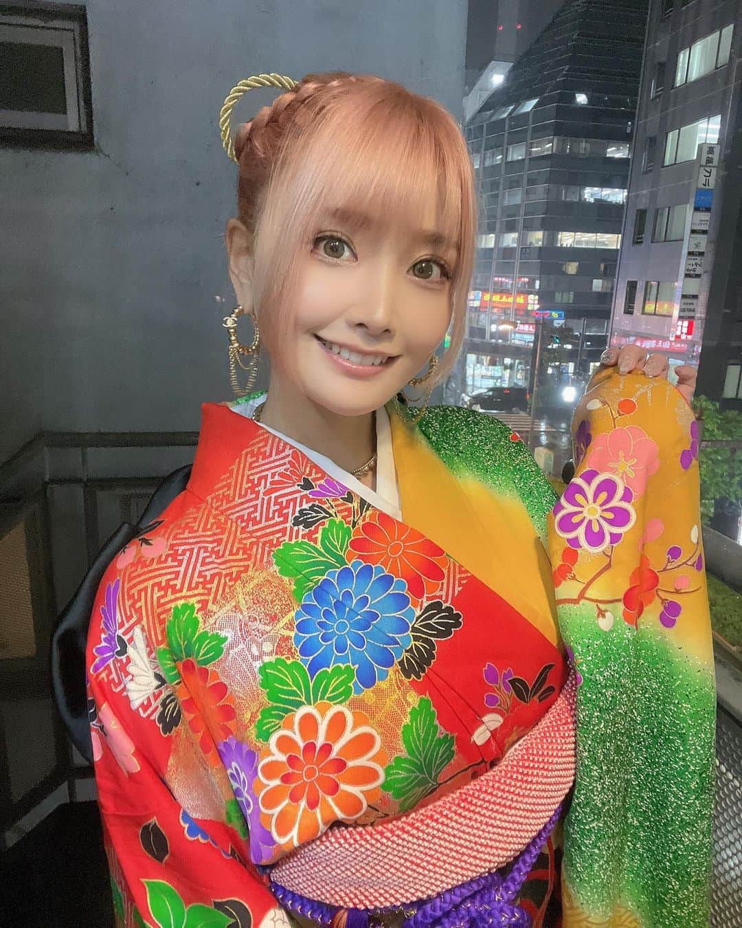 赤羽もものインスタグラム：「数億年ぶりの振袖👘💕  カラー担当 @_yuta_capsule    #振袖  #成人式  #サロンモデル  #ピンクヘアー  #着物  #kimono  #newhair」