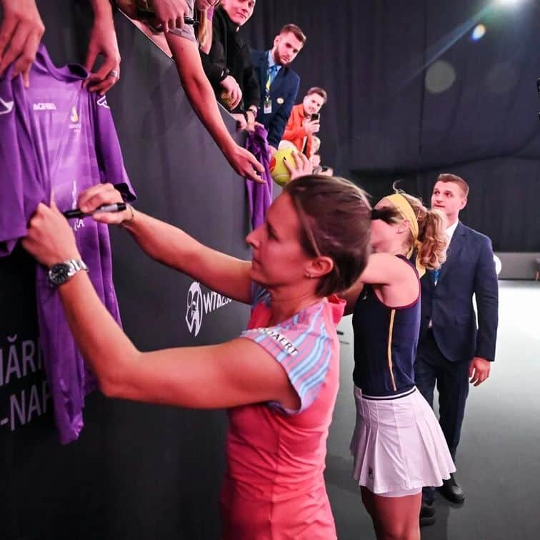 キルステン・フリプケンスさんのインスタグラム写真 - (キルステン・フリプケンスInstagram)「Cool to finish the season with a title 🤩🏆 Thanks for playing @laurasiegemund  #clujnapoca #teamflipsie #yinandyang #titlenr6」10月19日 1時40分 - kirstenflipkens