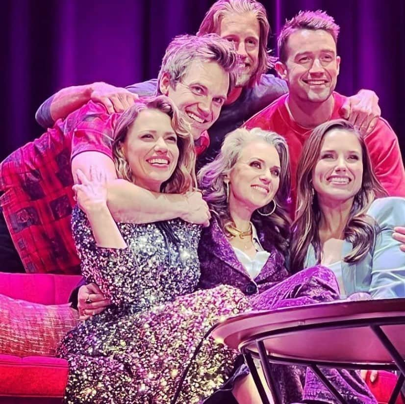 ロバート・バックリーのインスタグラム：「Had a shocking amount of fun this weekend on the @dramaqueensoth tour. Thank you @hilarieburton @sophiabush & @joylenz for letting me tag along. You truly are Queens. And to my fellow Drama King @tylerhilton, you’re a prince, I love you and I can’t wait for our next adventure.」