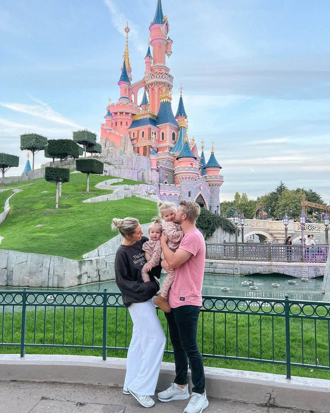 Aspyn Ovard Ferrisのインスタグラム：「Day at Disneyland Paris!! Most of the food stands were closed so no cute food pics to add to this photo dump 💔 I starved but I survived 🫶🏼🇫🇷」