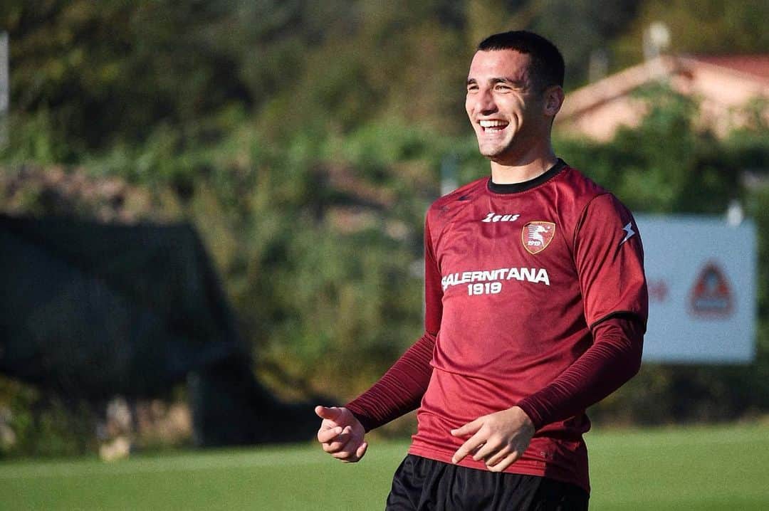 フェデリコ・ボナッツォーリのインスタグラム：「Martedì di lavoro! ☀️😃⚽️💪🏻」