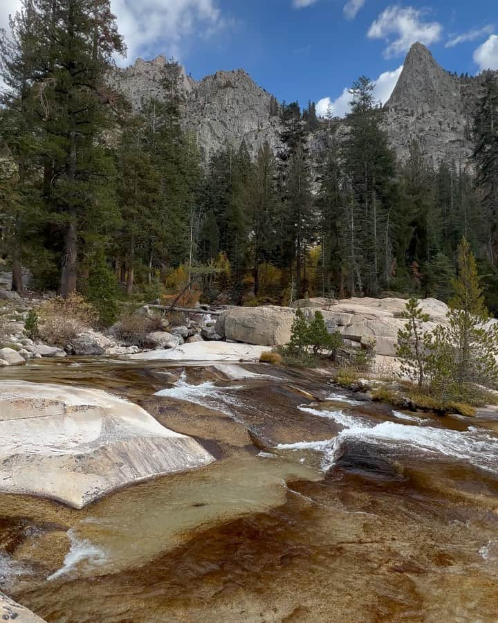 マイケル・トレヴィーノのインスタグラム：「Shoutout to these trekking poles for making it all possible 🏕️🥾⛰️  Rae Lakes Loop in Kings County: 4 days,  42 miles, 7600ft ascent, 12000ft max elevation」