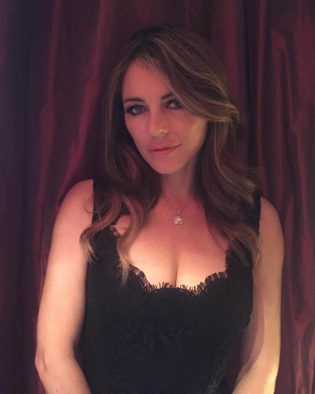 エリザベス・ハーレイのインスタグラム：「Nights in @versace ❤️」