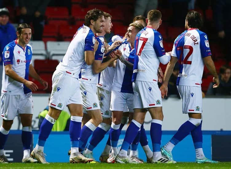 サム・ギャラガーのインスタグラム：「Win, clean sheet, top of the league. 🤝 successful night at Ewood 🔵⚪️ @ryanhedges95 I’ve got a contact at the dubious goals committee if you want me to put a word in 😂」