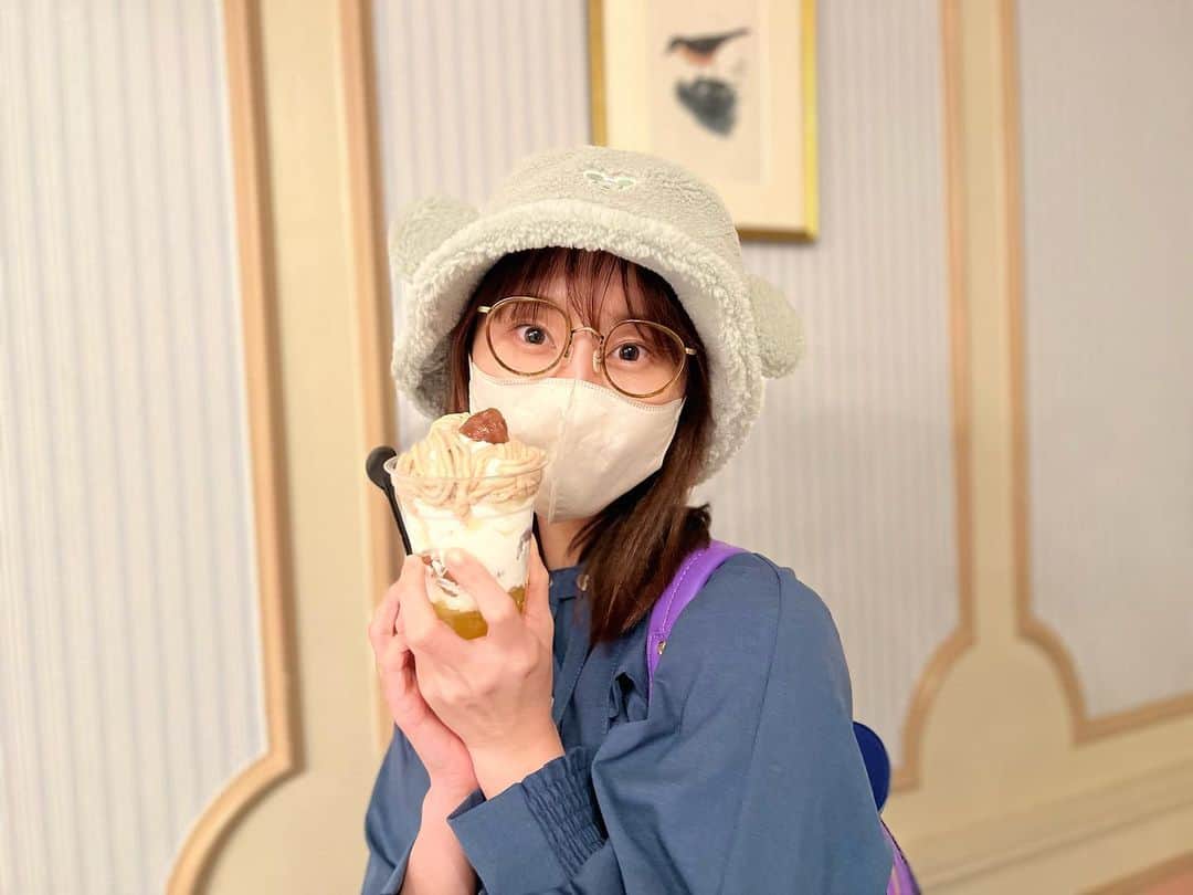 松井玲奈のインスタグラム：「めちゃうまだったランドのアイスクリームコーンのスペシャルサンデー(マロンカスタード＆オレンジ)  秋を感じるマロンの甘さが、キンッと冷えたアイスクリームと合わさって、甘くて美味しい。 ほろ苦ココアスポンジが最初はアクセントになってるけど、食べ進めると下のオレンジゼリーが酸味を加えてくれて最後はさっぱりいただけました。 オレンジとマロンって合うのか！と新たな発見。 ラズベリーソースが入ってたみたいだけど、私の食べたのはそんなに味は感じなかったかなあ。(個体差あるのかな？) 栗はトップと中にも入ってました！ 10月31日までのメニューですが、秋を感じられる美味しいサンデーでおすすめです。 寒くない日の昼間にパレード待ちながら食べるのもいいなあ。 私は夜に買ったので、待ち時間なく購入したできました。 パーク行きたい(´･ω･`) #ディズニーランド　#アイスクリームコーン　#ディズニーフード」