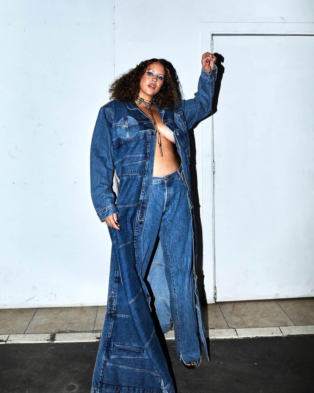 Sami Miroさんのインスタグラム写真 - (Sami MiroInstagram)「Upcycled materials, denim designs like you haven’t seen, a film concept that came from the heart. A full circle moment. SAMI MIRO VINTAGE X LEVI’S NOW LIVE. Link in bio 🧊🫶🏾🧊」10月19日 7時27分 - samimiro