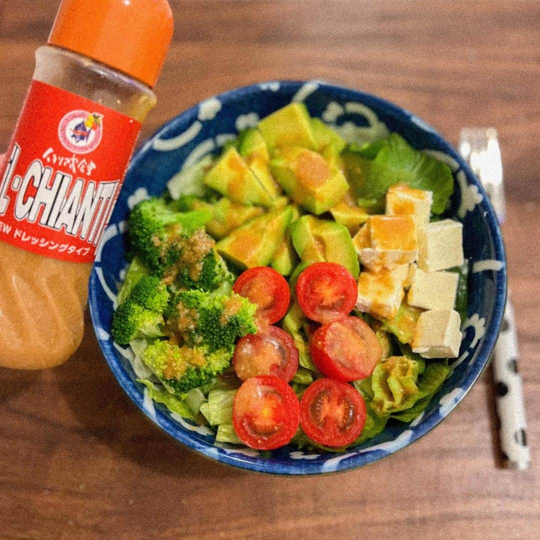 天木じゅんさんのインスタグラム写真 - (天木じゅんInstagram)「本日のサラダ🥗  #天木ごはん 小松菜レタス🥬トマト🍅 ブロッコリー🥦アボカド🥑 クリームチーズ🧀  この前行ったイタリアン iL-CHIANTIのドレッシング🫶🏻 美味しすぎて2回で 使い切りそうで……  #salad #サラダ #自炊」10月19日 17時29分 - jun.amaki