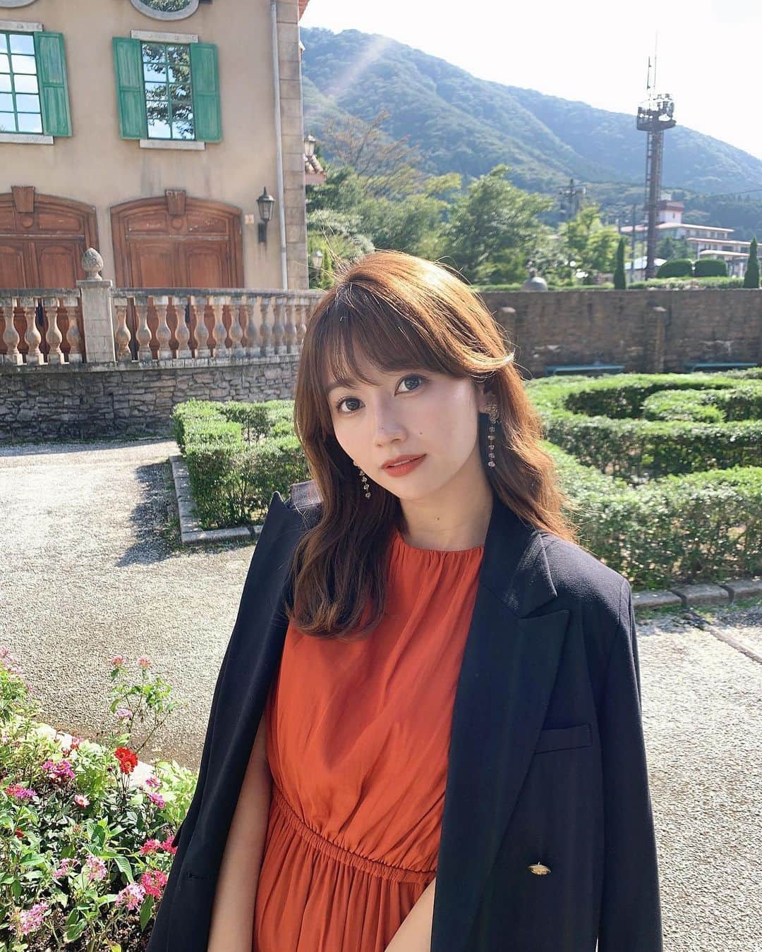 細沼紗花のインスタグラム：「.  以前お仕事で行った箱根🎗 陽の光がとても綺麗で写真撮ってもらった🍁  おばあちゃんになったらヨーロッパのこんな街並みのところで、わんこ撫でながら紅茶飲んで過ごしたいな…🐶☕️  . #箱根#箱根観光#箱根グルメ #星の王子様ミュージアム」