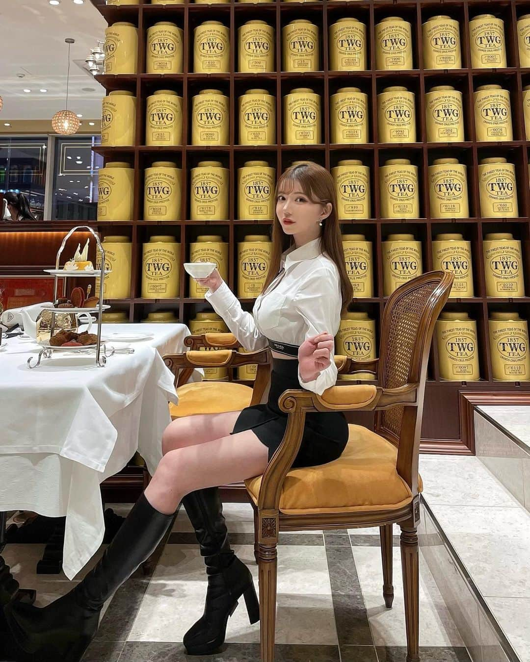 ビビアンのインスタグラム：「TWG tea🫖🖤  飛行機でアンカーって映画見てたんだけどめちゃくちゃクライマックスで着陸してしまって続きが気になる🥱☁️ どこかで配信してないかな🥱  #韓国カフェ  #韓国カフェ巡り  #카페  #카페스타그램  #강남카페  #압구정카페  #강남  #압구정  #twg  #twgtea  #韓国旅行  #カフェ部 #秋服コーデ  #秋服」