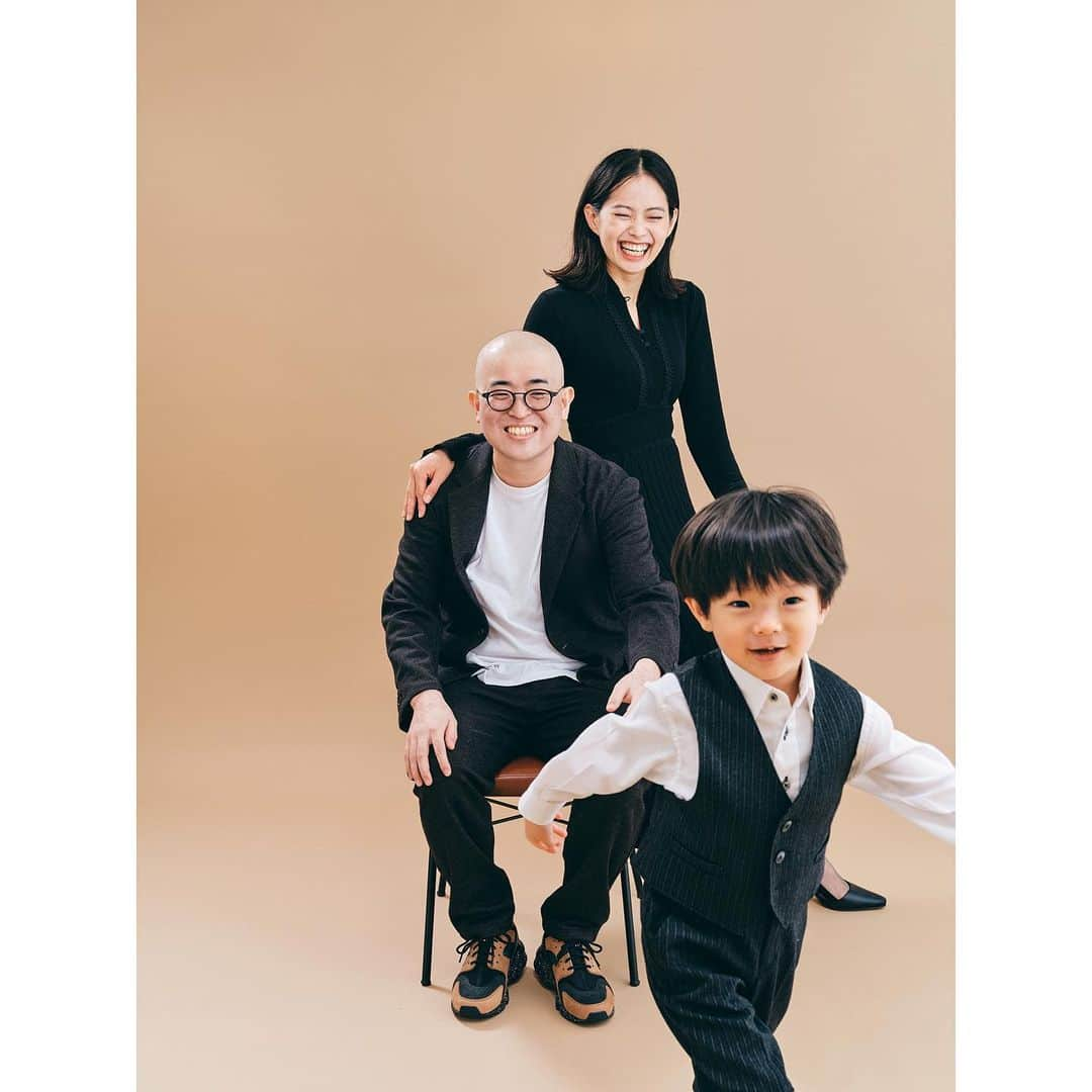 落合恭子さんのインスタグラム写真 - (落合恭子Instagram)「病気と家族について👨‍👩‍👦 22年4月に病気がわかってからはわたしと息子にとっても全てが一変しチャレンジの日々です。  癌治療を支える家族は第二の患者ともいわれ、病院も必要であればカウンセリングなどのケアをしてくれます。  でも患者本人に比べたらなーーーんでもないじゃん？ なんて思うし、実際、家族や友人の温かいサポートもあり困ることも特になく過ごせています。  とはいえやはり落ち込む日はあり、 やっさんに余計な心配かけたくないから病院へ相談もできないし、これ以上友達の生活を乱すようなことはしたくないからと自分を追い込みにっちもさっちもいかなくなって国の相談サイトを利用したこともありました。←これとっっても丁寧に対応してくれたしありがたい言葉もくれて役に立ったよ  特に、病気がわかった直後はコロナの隔離やらなんやらで孤独だし病気は謎だしの不安とストレスで涙腺が壊れ、何しててもダラダラ涙が流れ出る状態に。笑  しかし我が家の愛らしく聡明でファビュラスな息子akaウルトラマンボーイが3歳とは思えぬメンタルの持ち主で、 そんな時も 「まーーた泣いてる。泣いちゃダメ！」 とティッシュで涙を拭ってくれ、笑顔でたくさん話しかけてくれました。 幼児に無理はさせまいと「不安だったら一緒に泣いてもいいんだよ？」と声をかけても 「僕は泣かないよーー！」とおどけてみせるタフさと優しさで、本来ならわたしがすべき役を担ってくれました。 本当に人生何回目ですか？っていうハイパー3歳児なのです。  やっさんのような若い癌患者はAYA世代(思春期〜30歳代)といわれ、学業や仕事、家庭と治療の両立や罹患者が少ないいことによる情報不足など世代ならではの悩みや不安も問題となります。  我が家の場合は、幼い息子への影響も問題でした。  病気を伝えるか、 治療を続ける上で衛生管理の難しい年齢の子どもと同居していいものか、 保育園は休ませるべきかなどなど…  カウンセラーの先生や経験者からいただいたアドバイスや、似た状況の方が発信してくれているSNSを参考に、我が家では最初から全部子どもに話し共有することにしました。  3歳でもわかる範囲でシンプルに。 不安のないよう触れ合いながらポジティブに。 進んで取り組めるよう、この素晴らしいチームのミッションとして3歳でもできることをその都度具体的に伝え、 そして、我慢することのないよう、保育園や祖父母友人など周りにたくさんの逃げ場所を用意しました。  病気をSNSに発信するか、周りの人に伝えるかは判断が難しいと思います。  我が家はやっさんが初めからSNSにあげることを許してくれたので、 発信することによって多くの方の助けをいただき、たくさんの善意に甘え、色んな人に遊んでもらい父不在の寂しさを埋めてもらえました。  みなさん本当にありがとうございます。 これからも引き続き甘えさせてください🙇‍♀️  家庭によって違うし、正解も不正解もない問題で、まだまだ治療真っ只中な我が家もこれからどうなるかわかりませんが、 今のところは病気を公表したことによって大きな助けを得て明るく治療に取り組めています。  また、治療を経験した方が発信してくださる情報にも大きく助けられているので、どなたかの参考になればと発信できることは発信していきたいと考えます。  病気に限らずみんなそれぞれ大変だし、 2人に1人が癌になるといわれている時代、 我が家が特別頑張ってるなんて1ミリも思わないし、 誰得だよとも思いますが、 素晴らしい夫とアメージングボーイがいるこんななんでもない家族のこともなんとなくチョロチョロ投稿していきますよーという宣言🙌←そろそろウザめ  連投してきた写真は、 結婚式も3歳の七五三もせず、きちっとした写真を撮ったことなかったので、スタジオを借り友人に撮ってもらった写真です。  まだまだ素晴らしい写真があと203枚あるのですが、とりあえずこの辺でやめるね。w  巨匠、いつもありがとう。 @o.hytgram」10月19日 17時31分 - kyokomarch5th