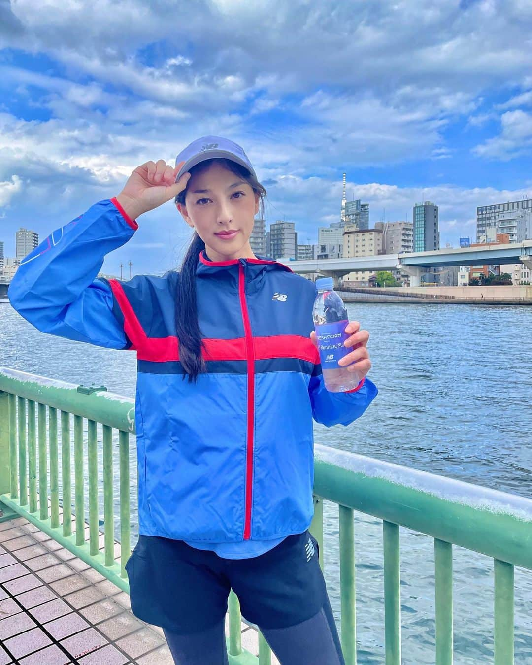 松野井雅（原紗央莉）のインスタグラム：「《期間限定イベント開催!!🎽🧖‍♂️🏃‍♀️》  New Balance ✖️ HUBHUB コラボ‼️‼️ って事で、RUN＆SAUNAのイベントが始まりましたー！ ニューバランスによる新しいランニングステーションが期間限定でHUBHUBに出現中です✨  ニューバランスのフレッシュフォームというランニングシューズを借りて走れるので試させてもらいましたが… “MORE”すっっごく良かった👟👀  クッション性がとにかく高い！！！！ バインッバインッ←って走る度に☺️ 初心者の方でも足に負担がかかりにくいんじゃないかと思いました💓💓 もちろん日頃からランナーの方も日常的なランシューズとしてちょっと1足持っておくべきかも💨  このシューズは同じサイズでも横幅が自分の足にあったオリジナルで作れるとの事なので、すごく欲しいと思った🫶  HUBHUBがランステなので 隅田川周辺を走れるというリッチも良かった… そして 走った後にサウナをする。  とてつもない充実感を得た☁️👼 ととのいがいつも以上に気持ち良かったです🙌🏻  ▼New Balance @newbalance @newbalancerunning   ▼HUBHUB日本橋人形町 @hubhub_jp   イベント実施期間は⇩ 2022年10月17日(月)～10月30日(日)まで ⚠️事前応募期間：10月19日(水)まで  ※予約URL https://freshfoam360totonou.jp/totonou-running  スポーツの秋 マラソンの秋 サウナの秋 ととのいの秋  これを機にRUN＆SAUNA皆さまもぜひ🌾🍁🌰  ・ ・ #newbalance #ニューバランス #freshfoam #フレッシュフォーム #ととのうランニングステーション #supported  #hubhub #日本橋 #人形町 #ttne #harvia #löyly #saunner #サウナー #sauna #サウナ #ととのう #サ活 #サウナ好きな人と繋がりたい #ランニング女子 #サウナ女子  #marathon #jogging #runner #走る人 #running #run #ランニング #松野井ランニング部 #松野井雅サウナ部」