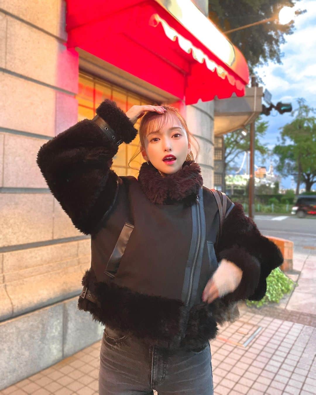 引地裕美のインスタグラム：「毎年大活躍のフェイクムートン🧥  今年は今まで選んだ事ないブラック選んだよ🖤  #ゆうみ服 🧺 #murua #murua2022aw #murua_snap #ボアスリーブフェイクムートン #pr  #UMine #jpn #옷스타그램 #데일리룩 #코디스타그램 #每日穿搭  #ootd #fashionblogger #WhatIWore #follow #fashionista」