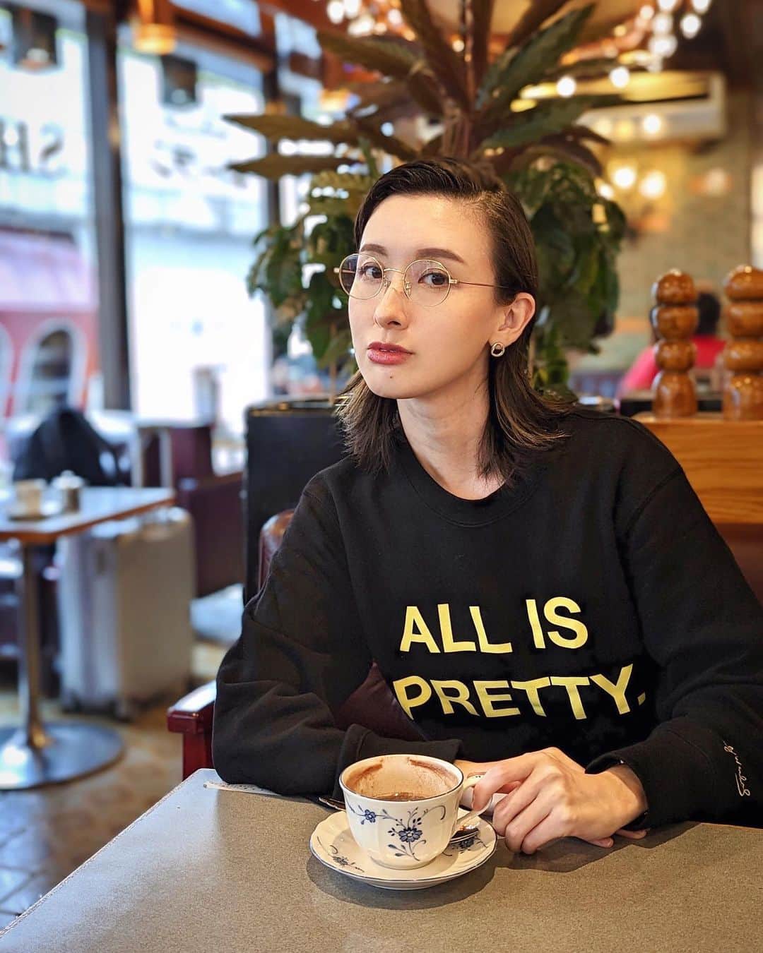前田紀至子のインスタグラム：「ホットココアが美味しい季節になりました。 御徒町商談前のギャランは至福。  リップは一つ前の投稿で紹介したベアミネラル @bareminerals_jp をラフに塗っています。  #uniqlo#uniqlo2022fw#kearny#blanciris#ブランイリス」