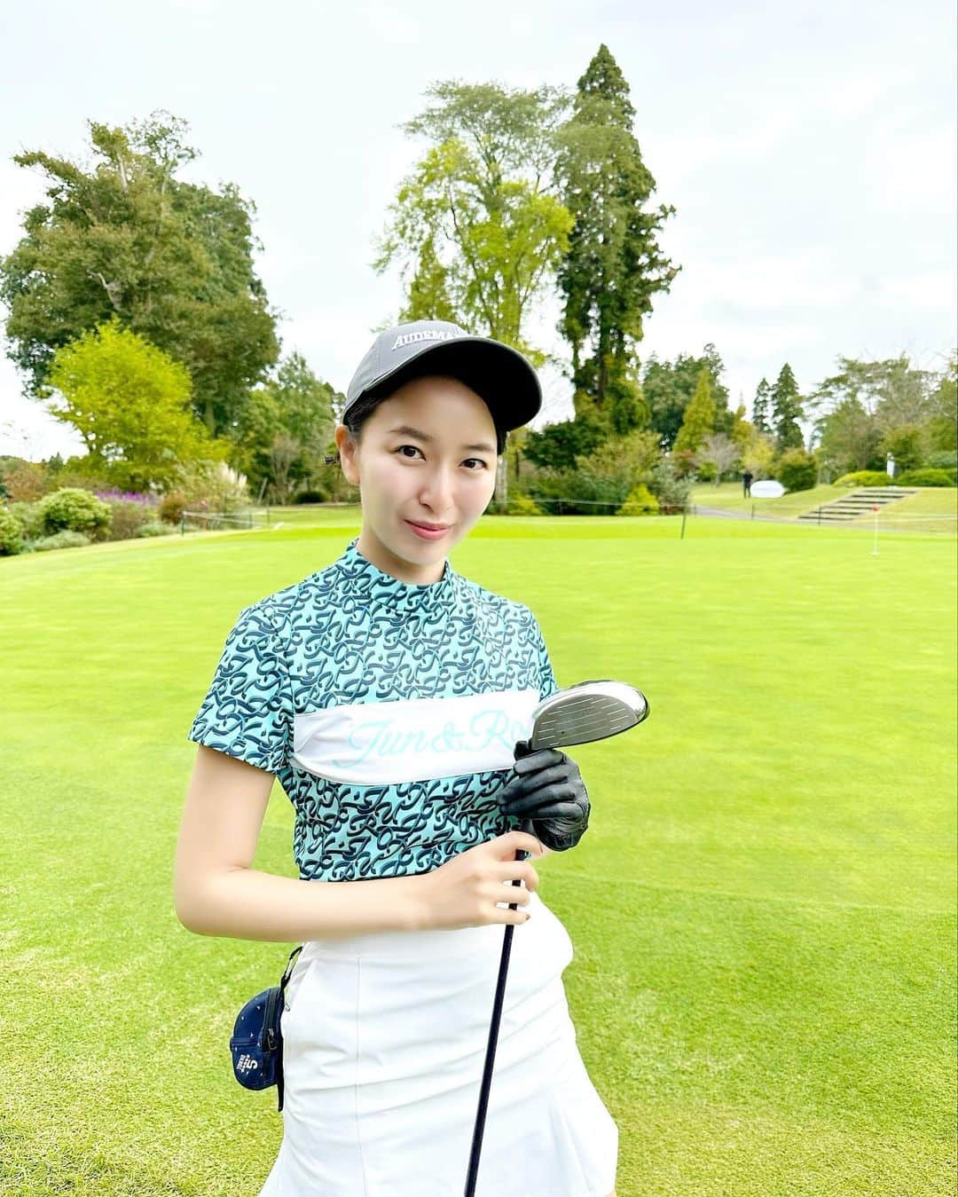 のインスタグラム：「オーデマピゲのコンペ🏌️‍♀️⛳️ @audemarspiguet   ふたりでベストドレッサー賞をいただきました〜💓 ジュンロペのウェアとAPのウェアの色合いが揃っていて、それが良かったとのこと😂💙  クラブもバッグもシューズも全部お揃いだから それも良かったのかも笑  私は前半50、後半53の103だったけど ダブルペリアで8位！😍😍びっくり  真也は3位入賞で表彰されてて さすがだなと、、運も持ってる、、  いつかコンペ開いたら、みんな来てね🥺💓  🏌️‍♀️ @club_onoff  👕 @junandrope   #ゴルフ女子になりたい #キャップ被ると少年 #100切りチャレンジ #ゴルフコンペ⛳️」